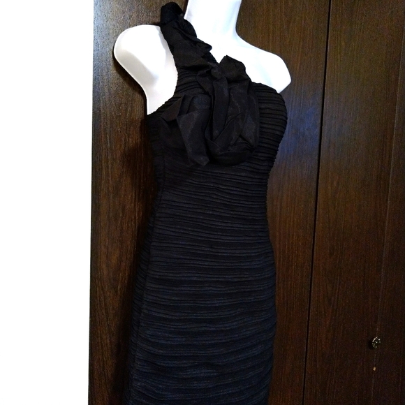 Short little black dress - Picture 2 of 6